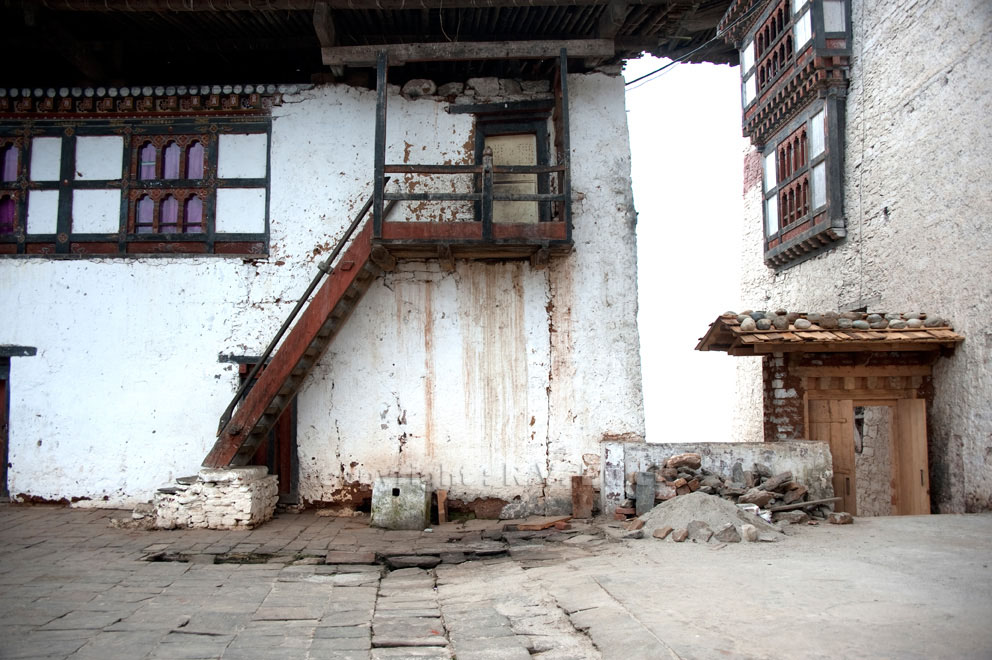 Bhutan. From Punakha to Trongsa: Wangduephodran Dzong.    © R.V. Bulck